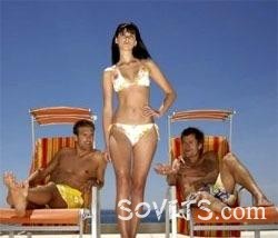 Соблазнительная девушка на пляже привлекает внимание мужчин