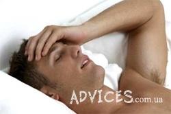 Болит голова у мужчины в постели