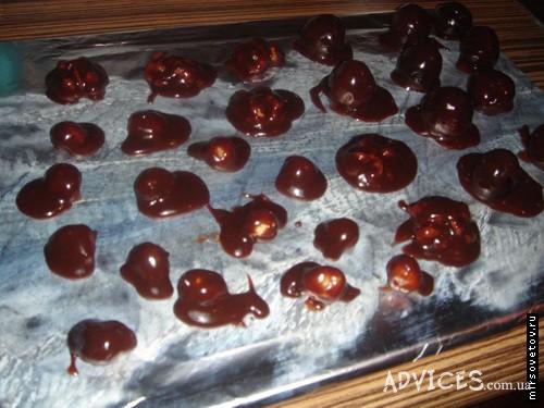 Для приготовления конфет вам нужно каждый орешек, каждую ягодку обмокнуть в шоколад и выложить на обернутую фольгой разделочную доску