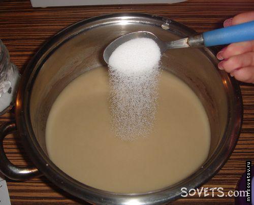 Наливаем теплой воды в кастрюльку, растворяем дрожжи. Добавляем масло, соль, сахар, муку и делаем тесто. Оно должно легко отставать от рук и быть эластичным