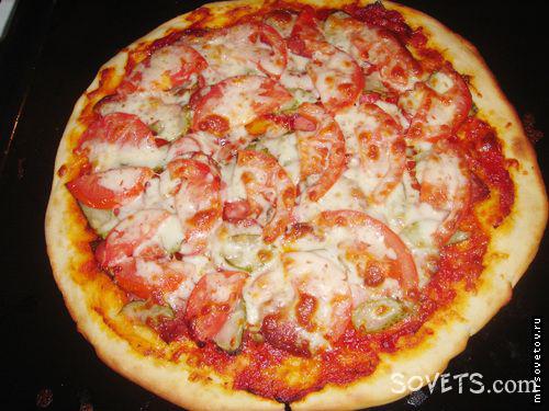 Выпекаем пиццу в заранее разогретой духовке при температуре 200 градусов 10-15 минут. Вкусное и питательное блюдо готово!