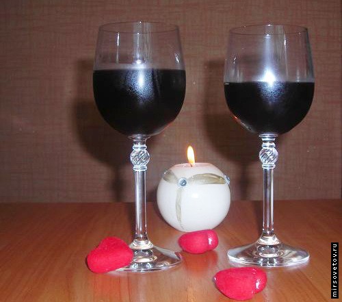 Два бокала домашнего вина